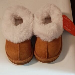 Wonder Nation Tan Kids Shoes with White Fur Lining Size 6